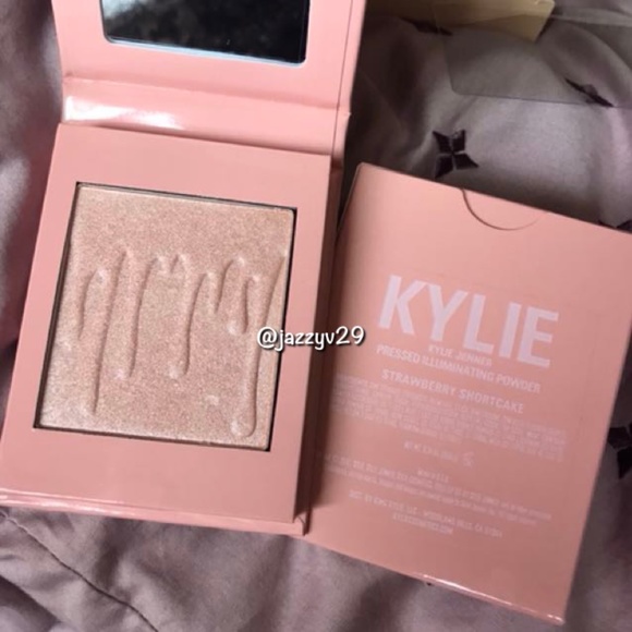 🍓Kylie Jenner Pressed Illuminating Powder🍓 - Picture 3 of 3